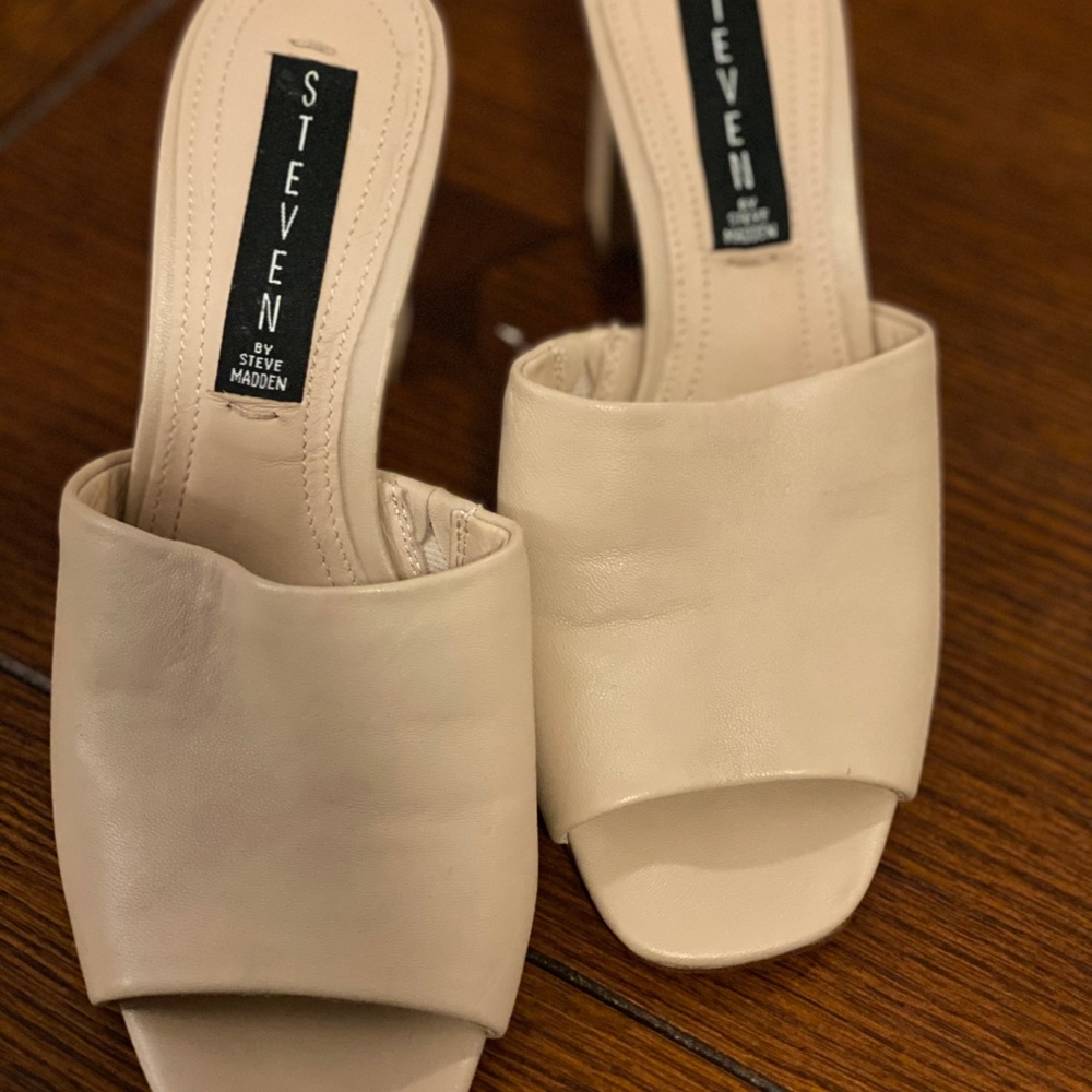 Steven by Steve Madden. White and black. Size 6.